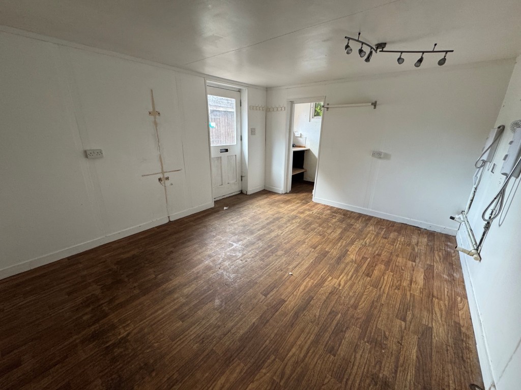 Lot: 123 - FORMER HAIRDRESSING SALON WITH POTENTIAL - Former hairdressers